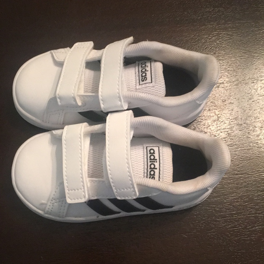 Tennis shoes